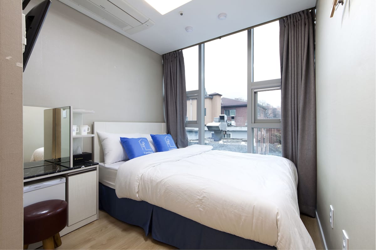 Double Room, Non Smoking | Soundproofing, iron/ironing board, free WiFi, bed sheets
