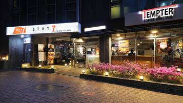 Vista frontal de la propiedad