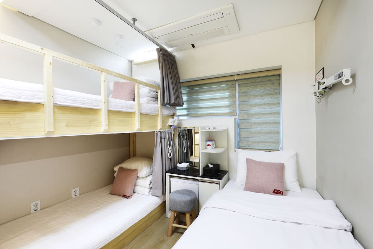 Triple Room, Non Smoking | Soundproofing, iron/ironing board, free WiFi, bed sheets