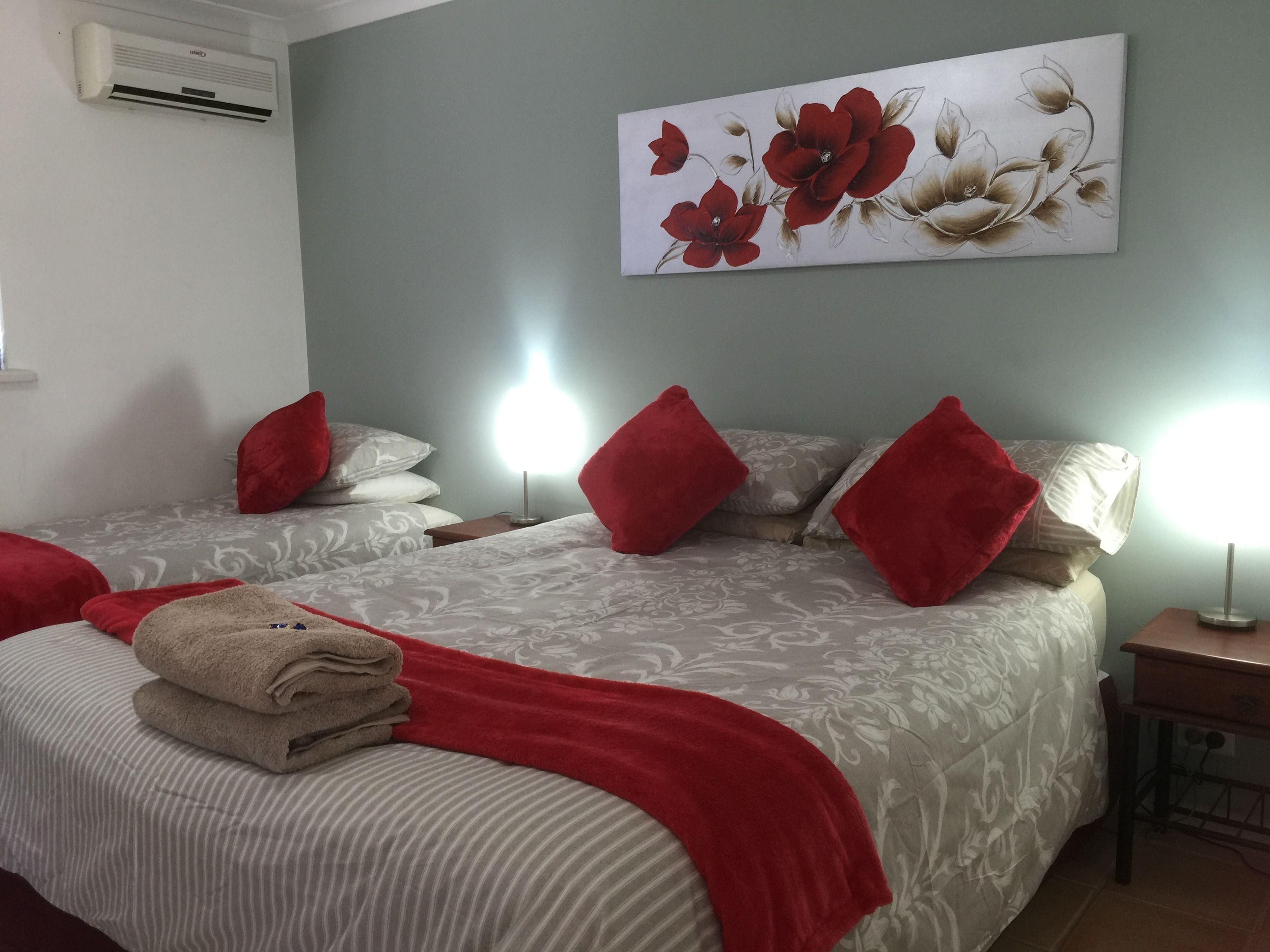 高級三人房, 多張床 | 獨特裝潢、布置獨特、熨斗/熨衣板、床單