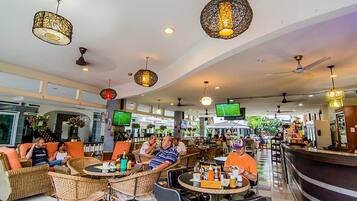 Breakfast, lunch, dinner served; Thai cuisine