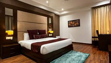 Deluxe Room, 1 King Bed | Premium bedding, in-room safe, desk, blackout drapes