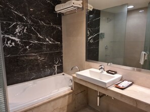 Habitación Deluxe, 1 cama de matrimonio grande | Baño | Ducha y bañera combinadas y artículos de higiene personal gratuitos