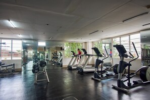 A gym with treadmills, stationary bikes, and weight machines. - Alicia Tower Residences - Adult Only - Hostel (Cebu City)