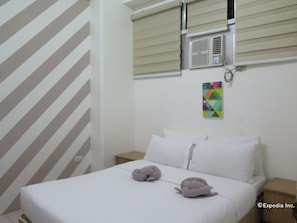 Habitación doble, 1 cama matrimonial, para no fumadores | Caja de seguridad en la habitación, escritorio y camas extra 