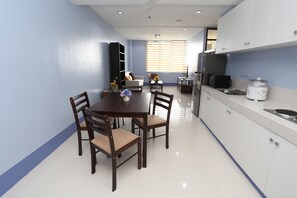 Family Suite, 3 Bedrooms, Accessible, City View | Living room