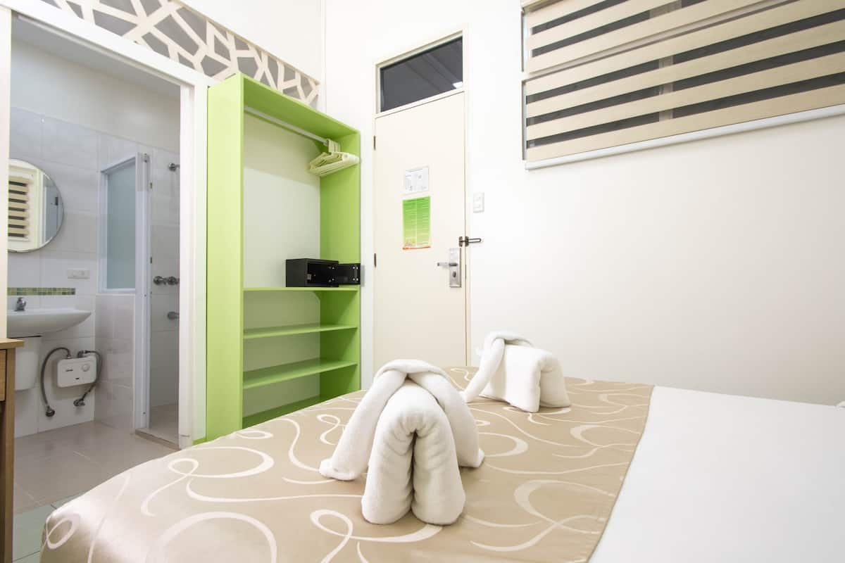 Double Room, 1 Katil Kelamin (Double), Non Smoking | Peti besi dalam bilik, meja, katil lipat simpan/tambahan, Wi-fi percuma
