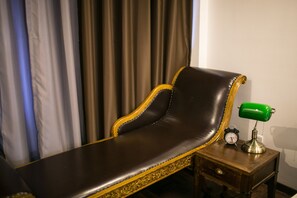 Premium bedding, down duvets, pillow-top beds, individually decorated - Nostalgia Hotel Temple of Heaven Beijing (Beijing)