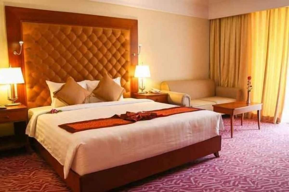 Minibar, in-room safe, desk, blackout curtains