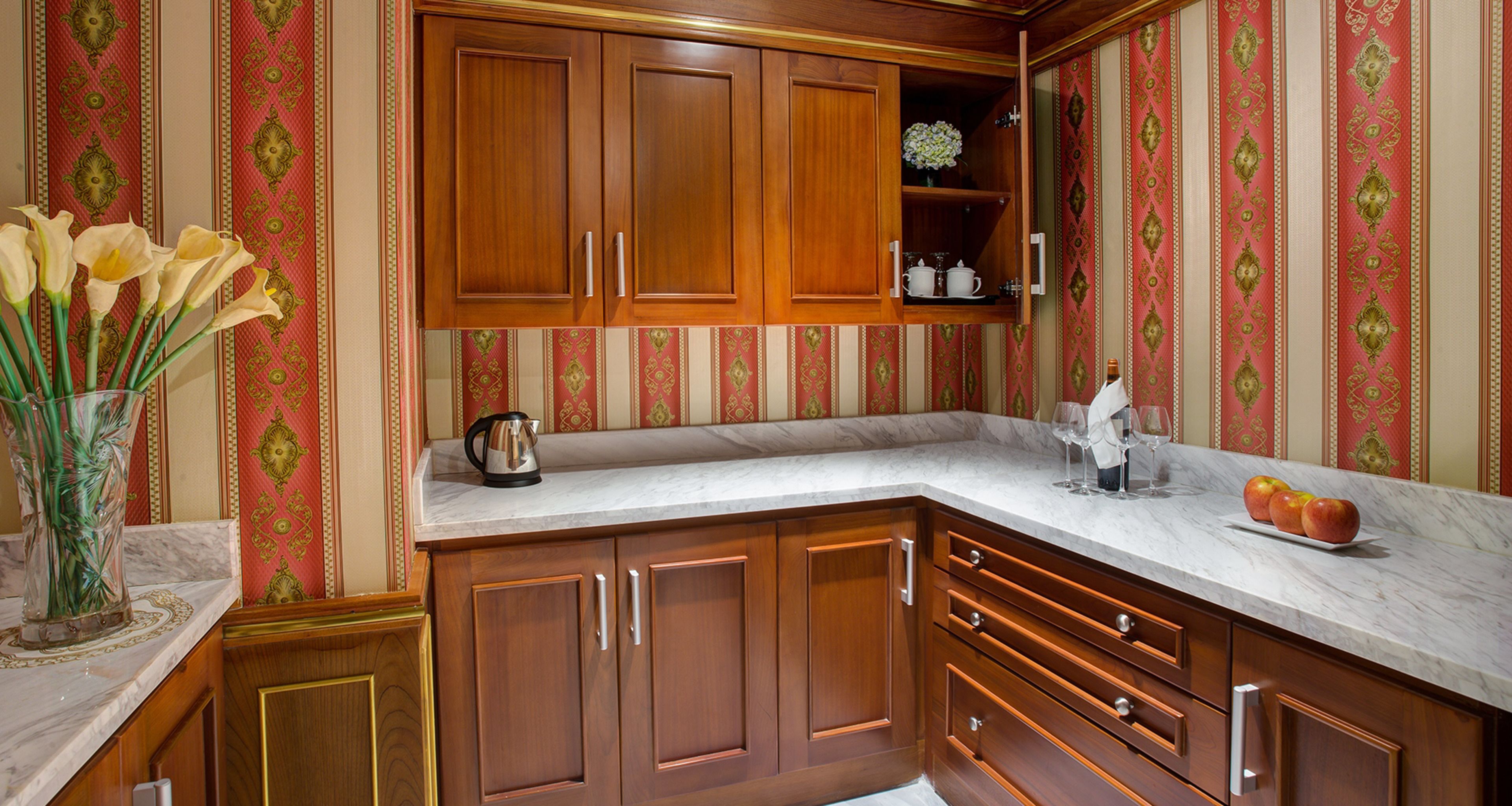 presidential room | minibar, in-room safe, desk, blackout curtains