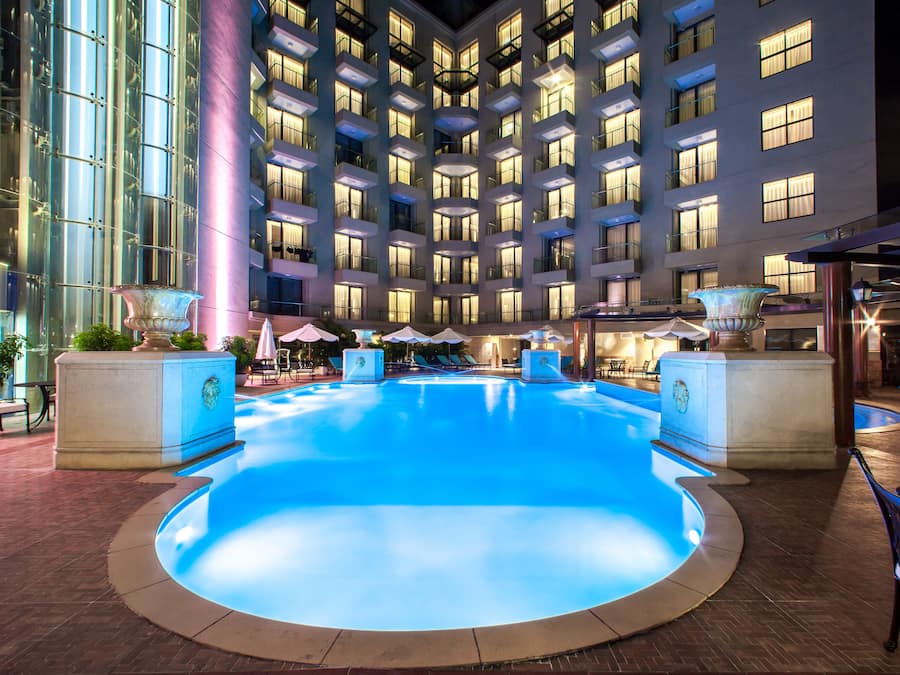 Kolam renang outdoor, dengan kursi berjemur