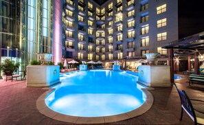 Una piscina al aire libre, tumbonas