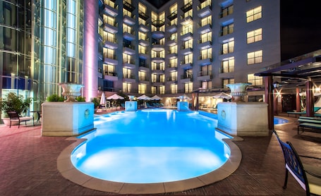 Een buitenzwembad en ligstoelen