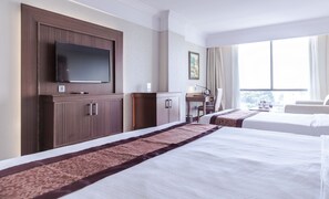 Minibar, coffres-forts dans les chambres, bureau, rideaux occultants