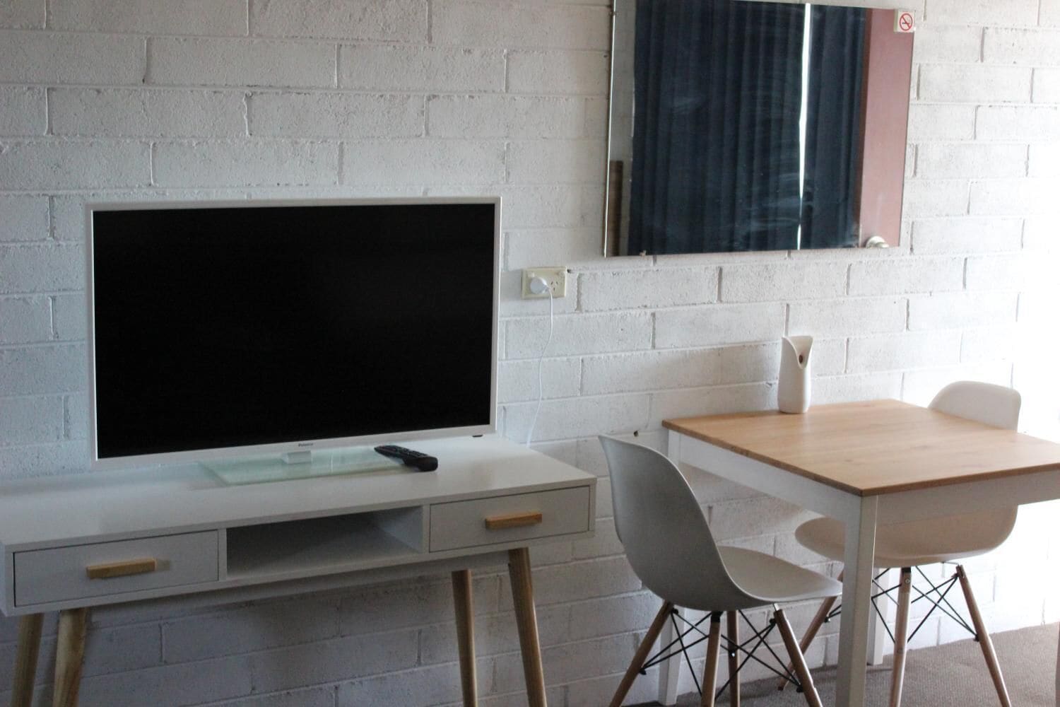 Full-sized fridge, microwave, stovetop, coffee/tea maker