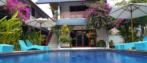 Hồ bơi ngoài trời, ghế dài tắm nắng