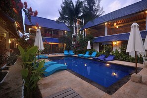 Kolam renang outdoor, dengan kursi berjemur