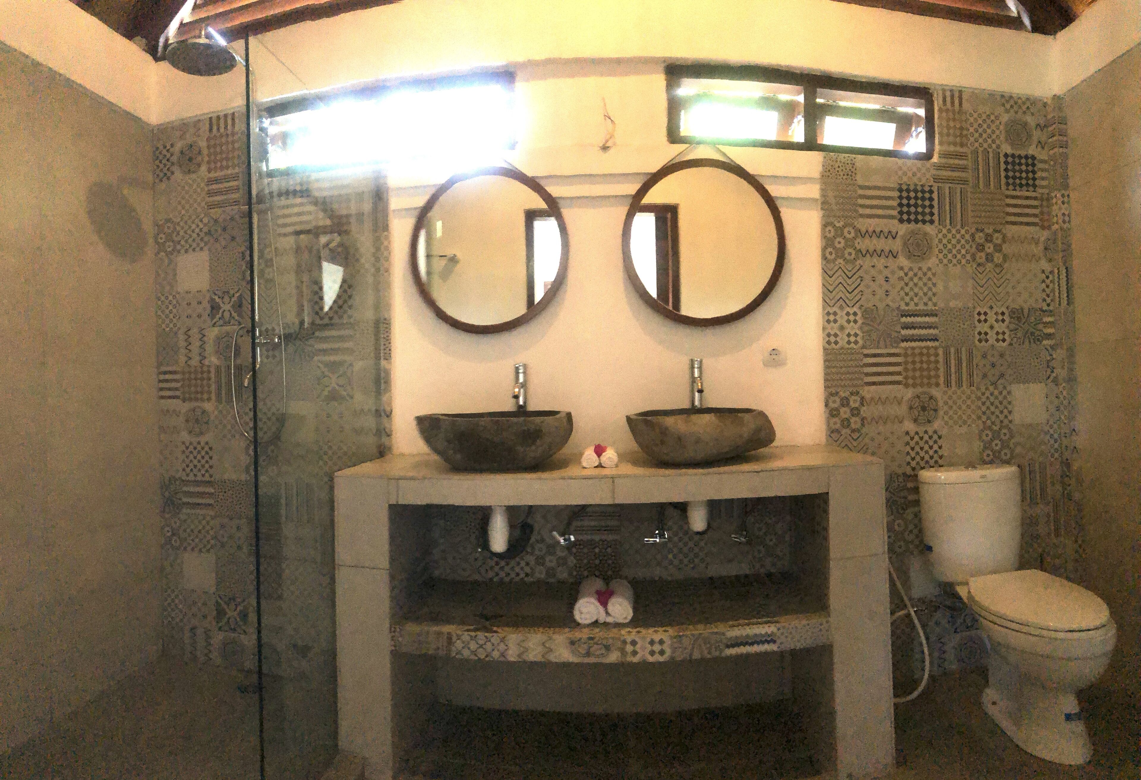 family suite | bathroom | shower, free toiletries, hair dryer, towels