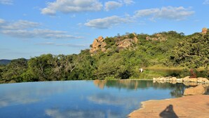 On peut admirer une magnifique étendue d’eau naturelle, entourée d’un paysage rocheux et d’une végétation luxuriante.