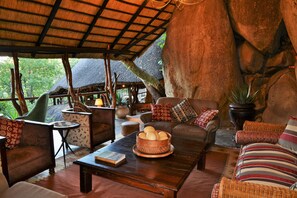Lobby lounge - Amalinda Lodge (Matopos)