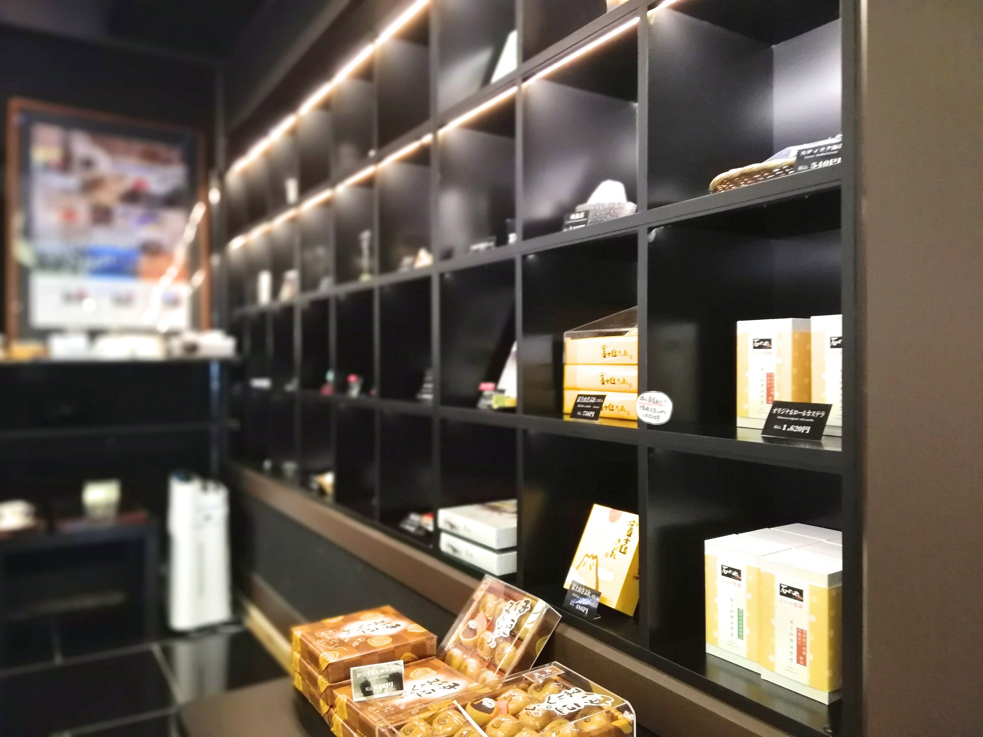 Verpakte producten in een winkel, met schappen en prijslabels.