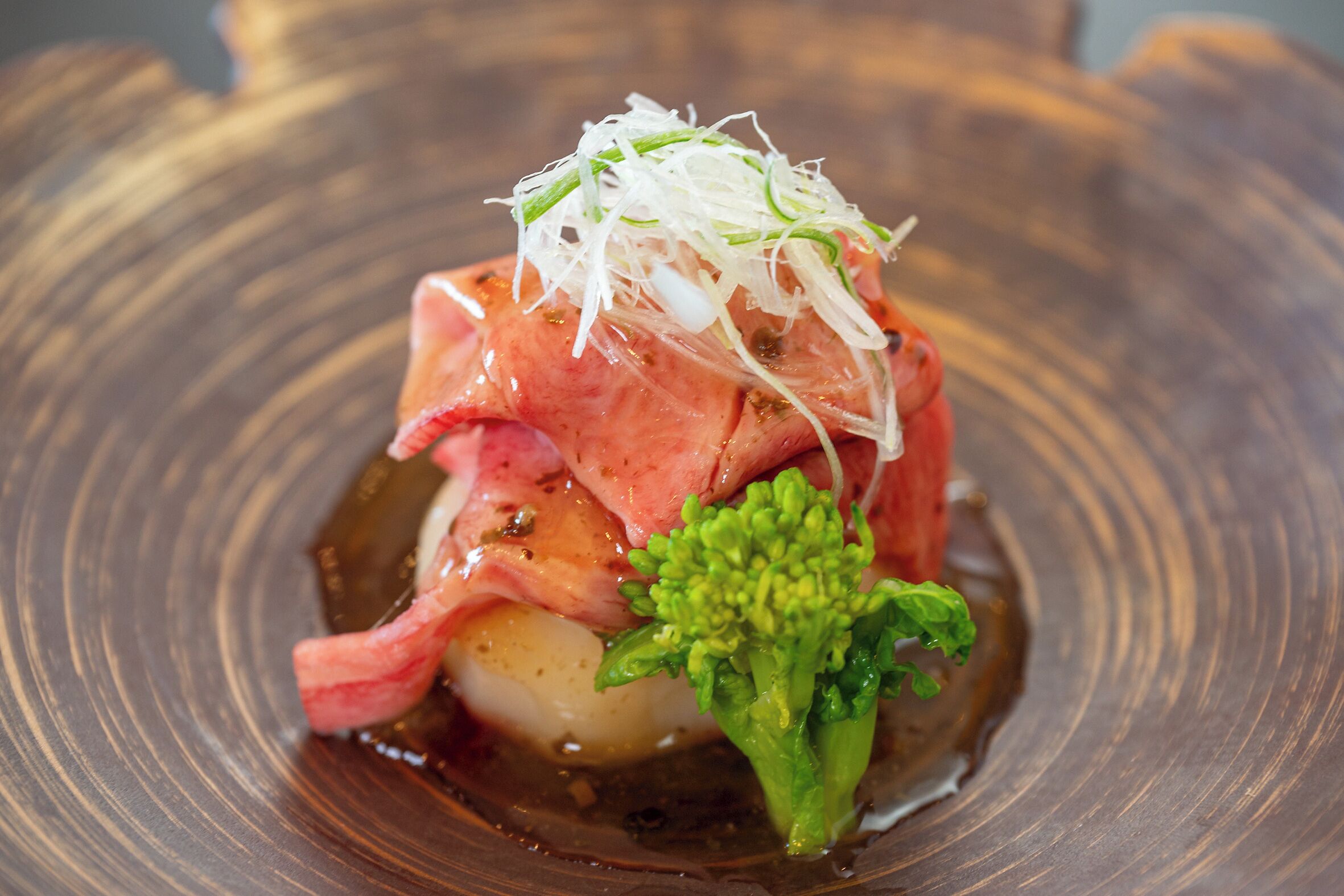 Un plato con diversos ingredientes.
