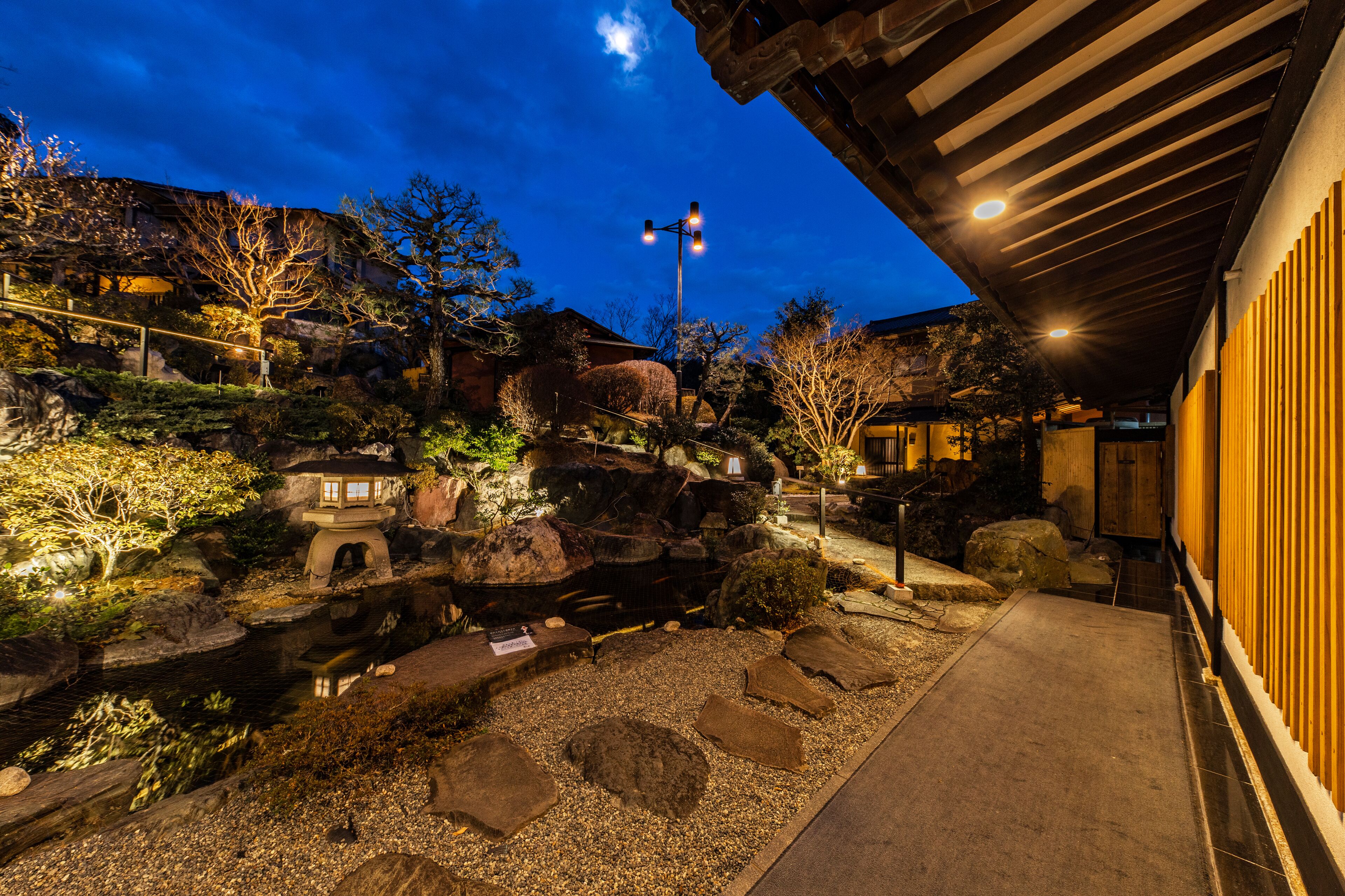 Mặt tiền nơi lưu trú - ban đêm