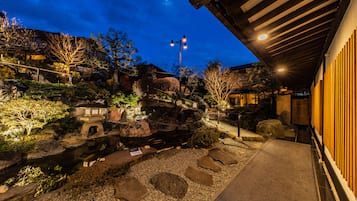 住宿正面 (夜晚)