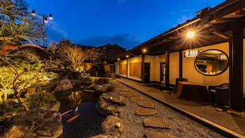 施設の正面 (日没後)