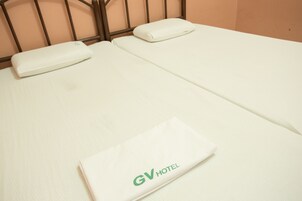 Habitación estándar con 2 camas individuales | Camas supletorias y ropa de cama
