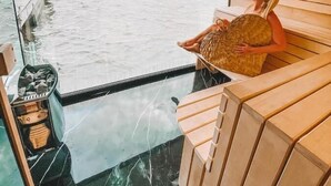 Un interior moderno con un ventanal de vidrio con vista a una masa de agua.