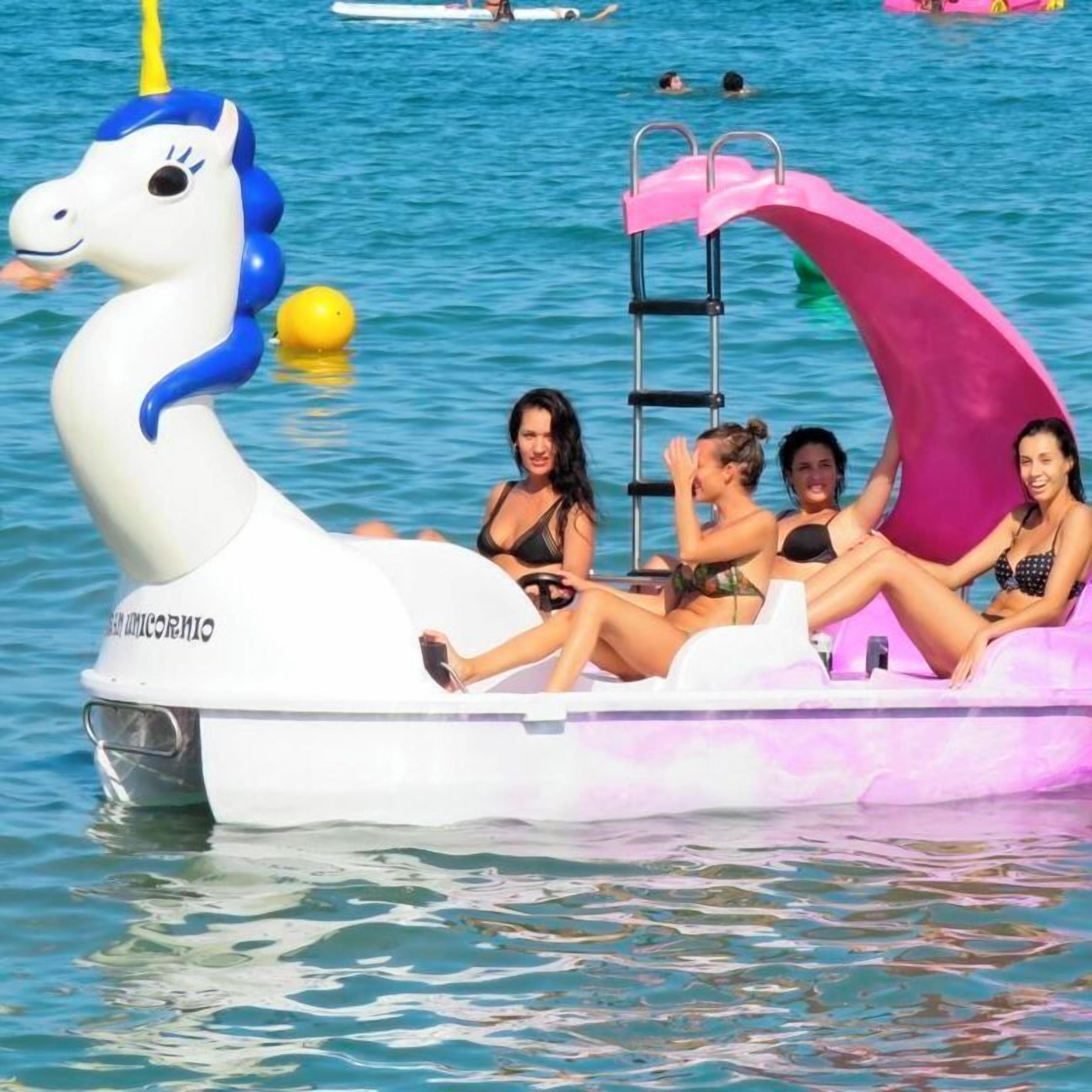 Ein bootförmiges Einhorn mit Passagieren.