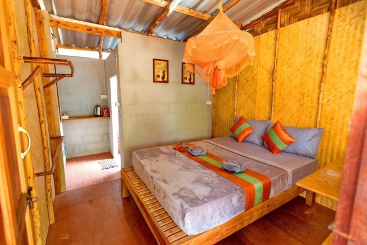 WiFi (free), bed sheets