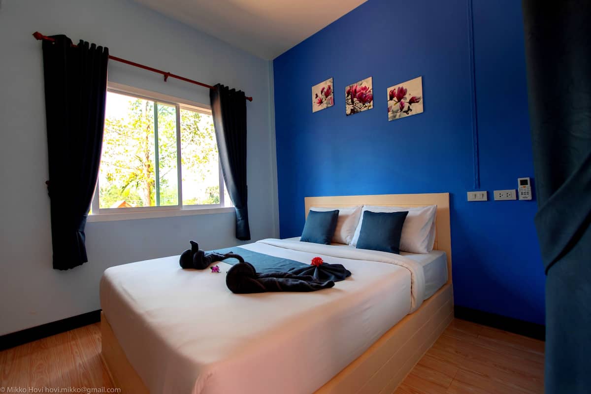 Free WiFi, bed sheets