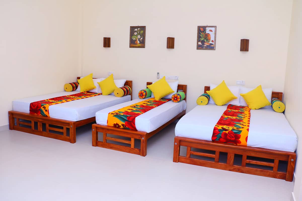 Kamar Keluarga, Beberapa Tempat Tidur, pemandangan kebun | Meja kerja, setrika/meja setrika, Wi-Fi gratis, dan seprai linen