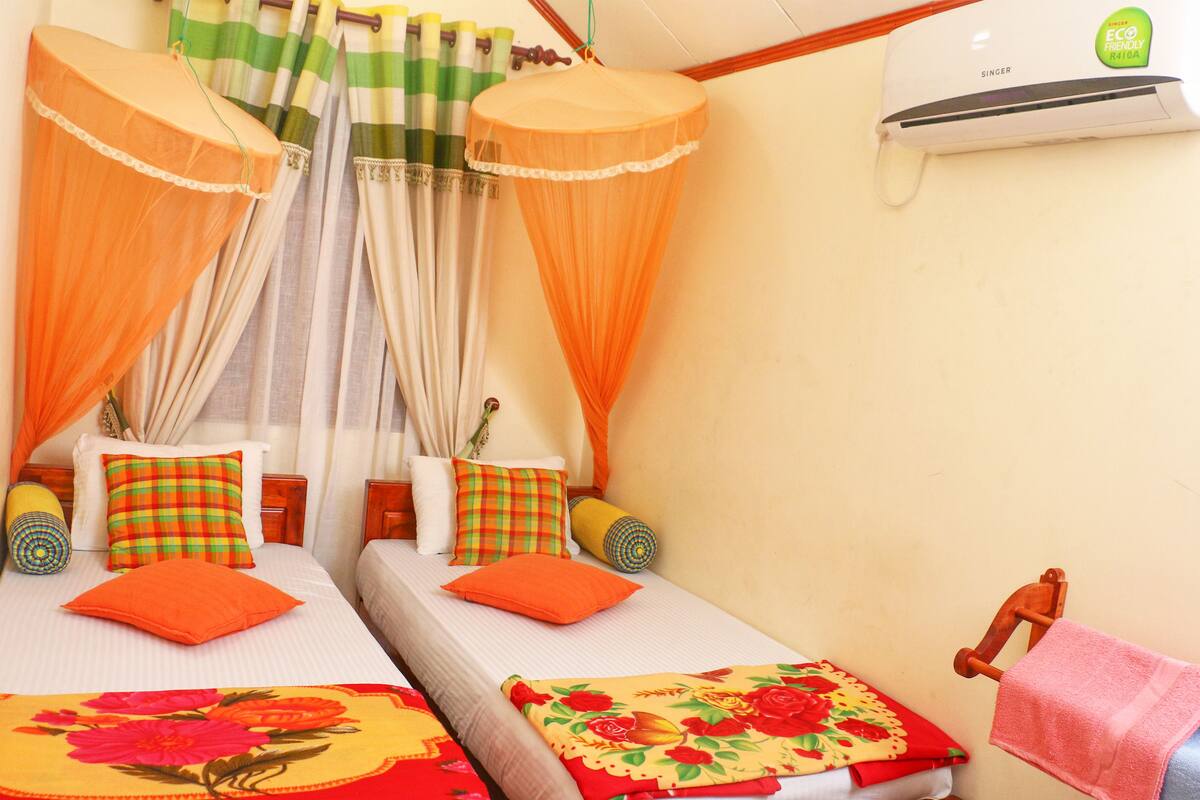 Kamar Double Ekonomi | Meja kerja, setrika/meja setrika, Wi-Fi gratis, dan seprai linen