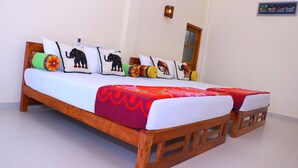 ห้องดีลักซ์สำหรับสี่ท่าน, วิวสวน | โต๊ะทำงาน, เตารีด/โต๊ะ รีดผ้า, Wi-Fi ฟรี, ผ้าปูที่นอน