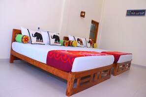 Quarto quádruplo luxo, vista para o jardim | Escrivaninha, ferros/tábuas de passar roupa, Wi-Fi de cortesia