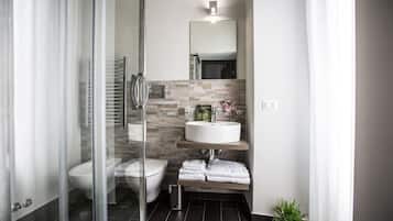 Regadera, amenidades de baño gratuitas, secadora de cabello, bidet