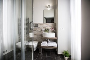 Douche, articles de toilette gratuits, sèche-cheveux, bidet