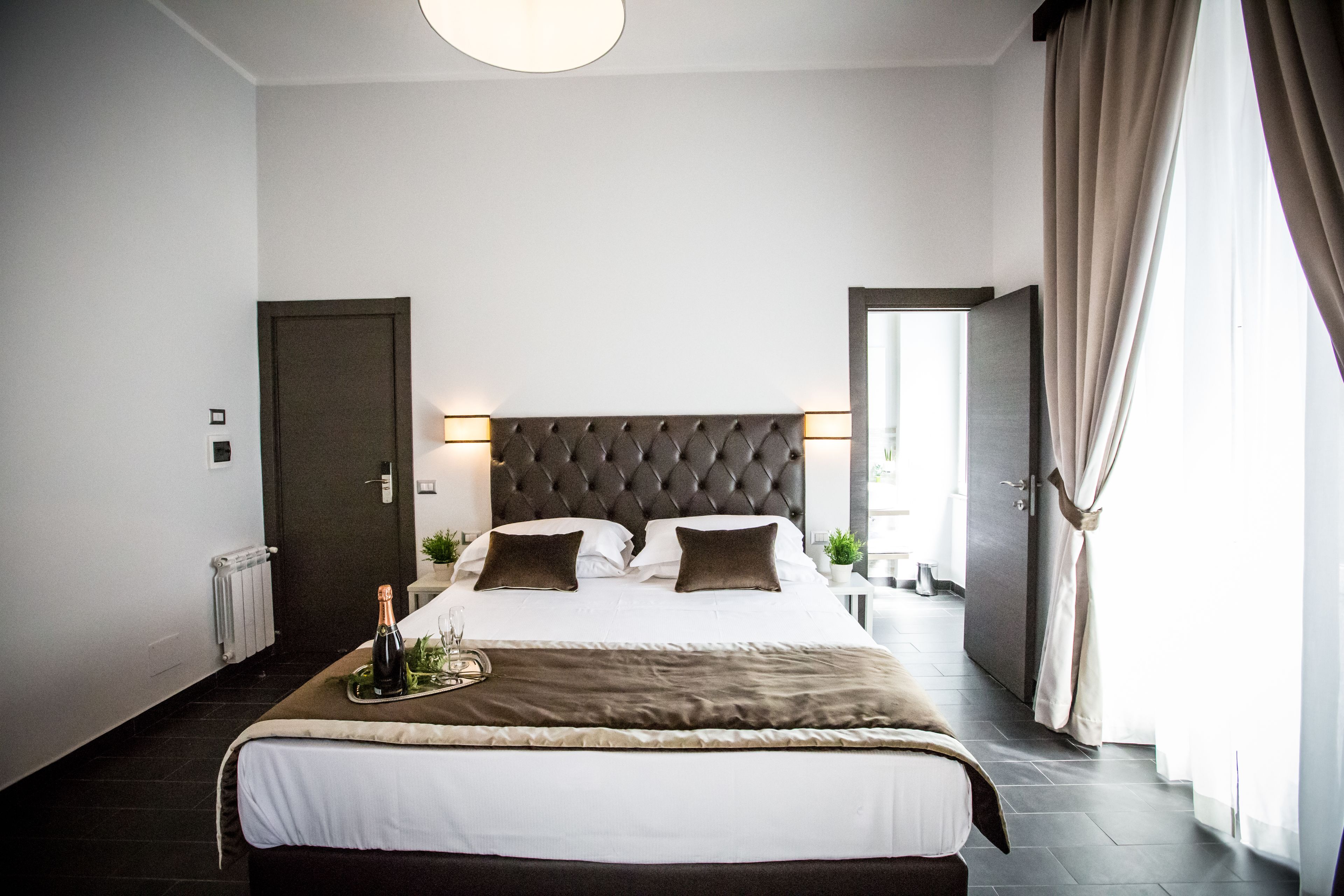 Quarto casal, 1 cama King, sacada | Roupas de cama premium, frigobar, cofres nos quartos