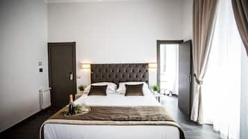 Quarto casal, 1 cama King, sacada | Roupas de cama premium, frigobar, cofres nos quartos