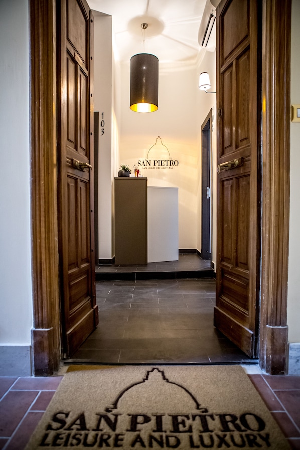 Interior entrance - San Pietro Leisure and Luxury (Rome)