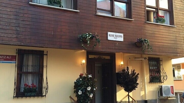 A two-story building with a sign reading "ROSE ROOMS". - Rose Rooms Apart (Istanbul)