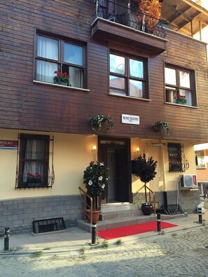 A two-story building with a sign reading "ROSE ROOMS". - Rose Rooms Apart (Istanbul)
