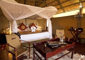In-room safe, individually decorated, individually furnished, bed sheets - Khulu Lodge (Dete)