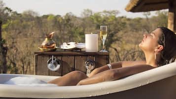 Deep-soaking bathtub