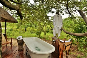 Suite | Bathroom | Hair dryer, bathrobes, towels, soap - Khulu Lodge (Dete)