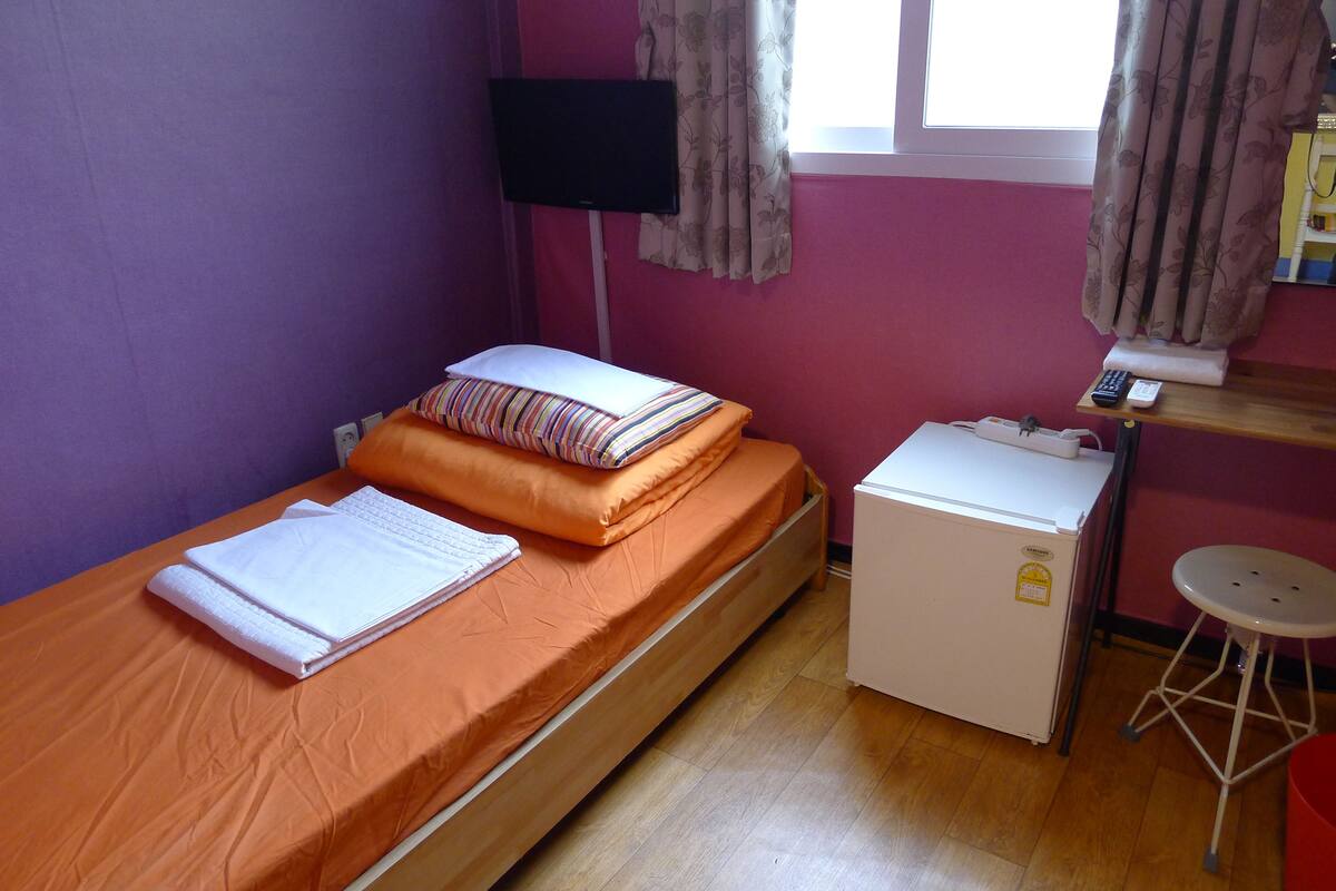 Chambre Simple, 1 lit une place | Rideaux occultants, Wi-Fi gratuit, draps fournis