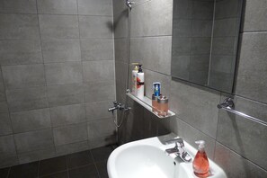 Shower, free toiletries, hair dryer, towels - The House Hostel (Sokcho)